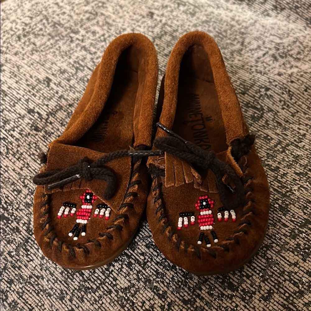 NWOT Minnetonka Brown Kids Thunderbird Beaded Moccasins